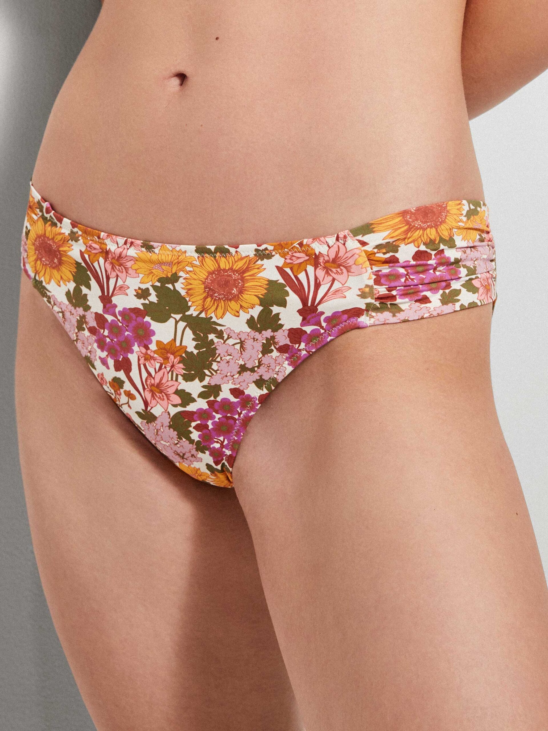 braguita clasica de bikini estampada en flores de gisela Celeste